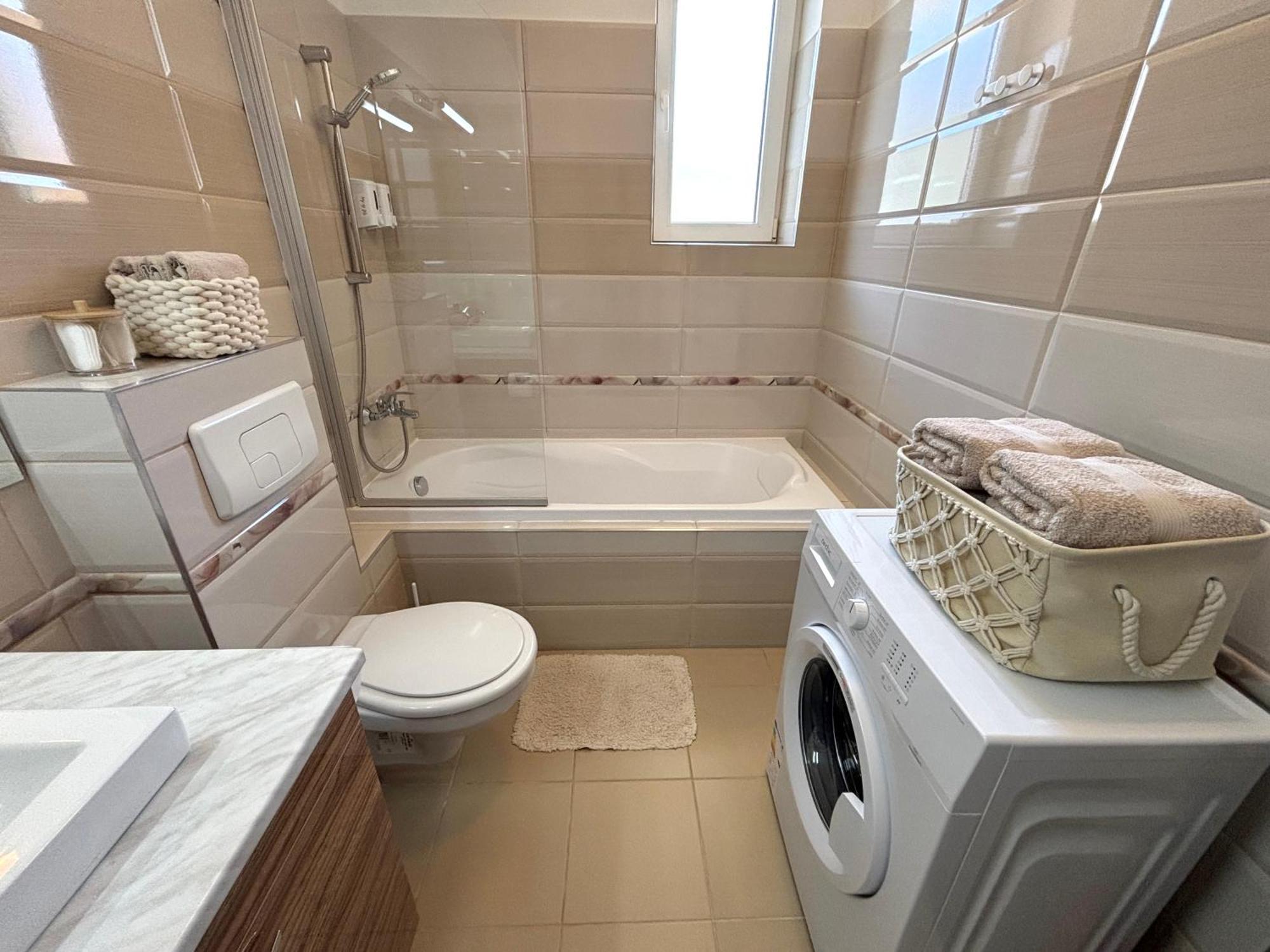 Wanderlust Home Cream, Rasnov Apt For 4, Wifi And Free Parking Exterior foto